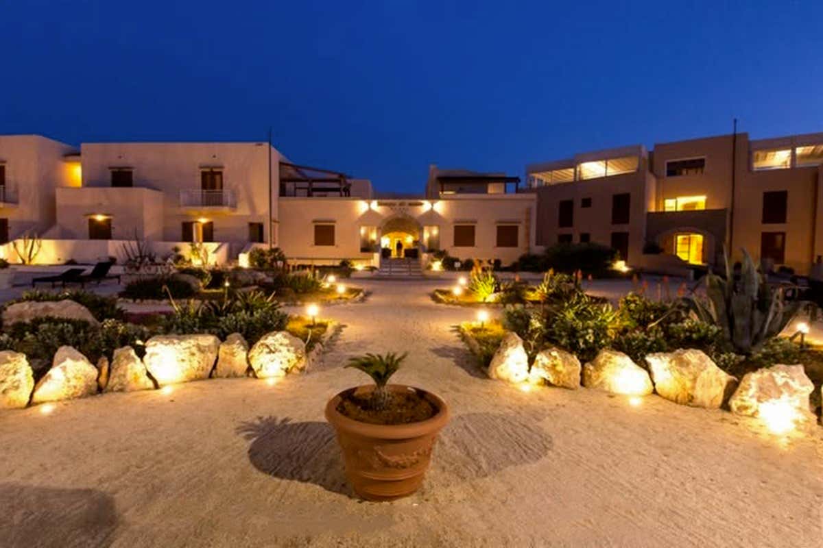 Stile mediterraneo ed eleganza informale: gli ambienti luminosi e le linee essenziali di Tempo di Mare offrono un rifugio di quiete a pochi passi dal porto di Favignana