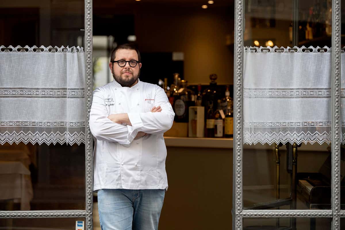 Lo chef patron Marco Carminati, che ha scelto la via dell'autenticità e del territorio per guidare la cucina dello storico locale bergamasco