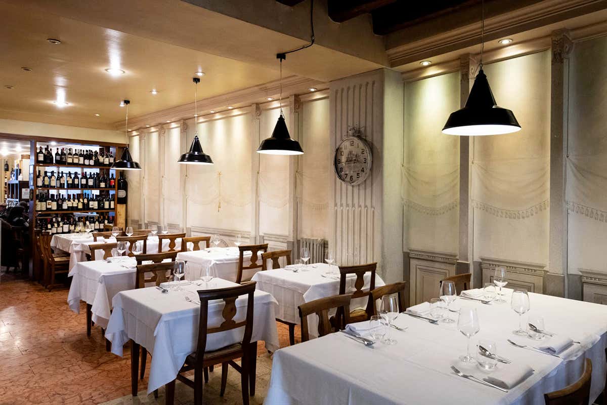 Un’atmosfera che profuma di storia: la sala dell’Osteria Tre Gobbi, dove la tradizione dell'accoglienza bergamasca si respira in ogni dettaglio