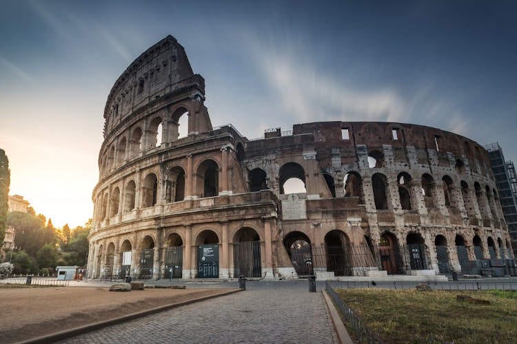 Il Colosseo senza turisti anche a Pasqua- Pasqua orfana del turismo Alberghi, bruciati 300 milioni