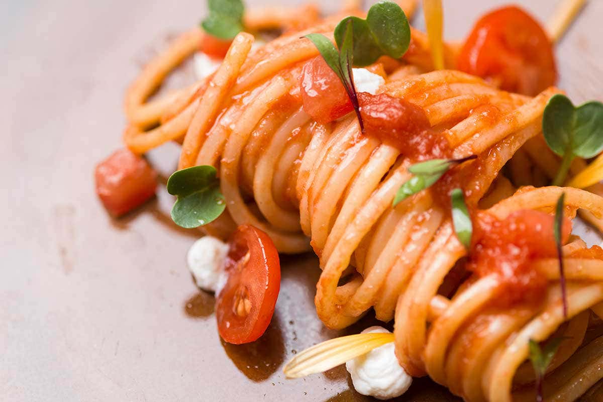  Spaghettoni ai 5 pomodori (Rocco Pozzulo, presidente Ferderazione italiana cuochi) L'Italia del calcio di Mancini va sulle stelle. Ecco come la celebrano gli stellati