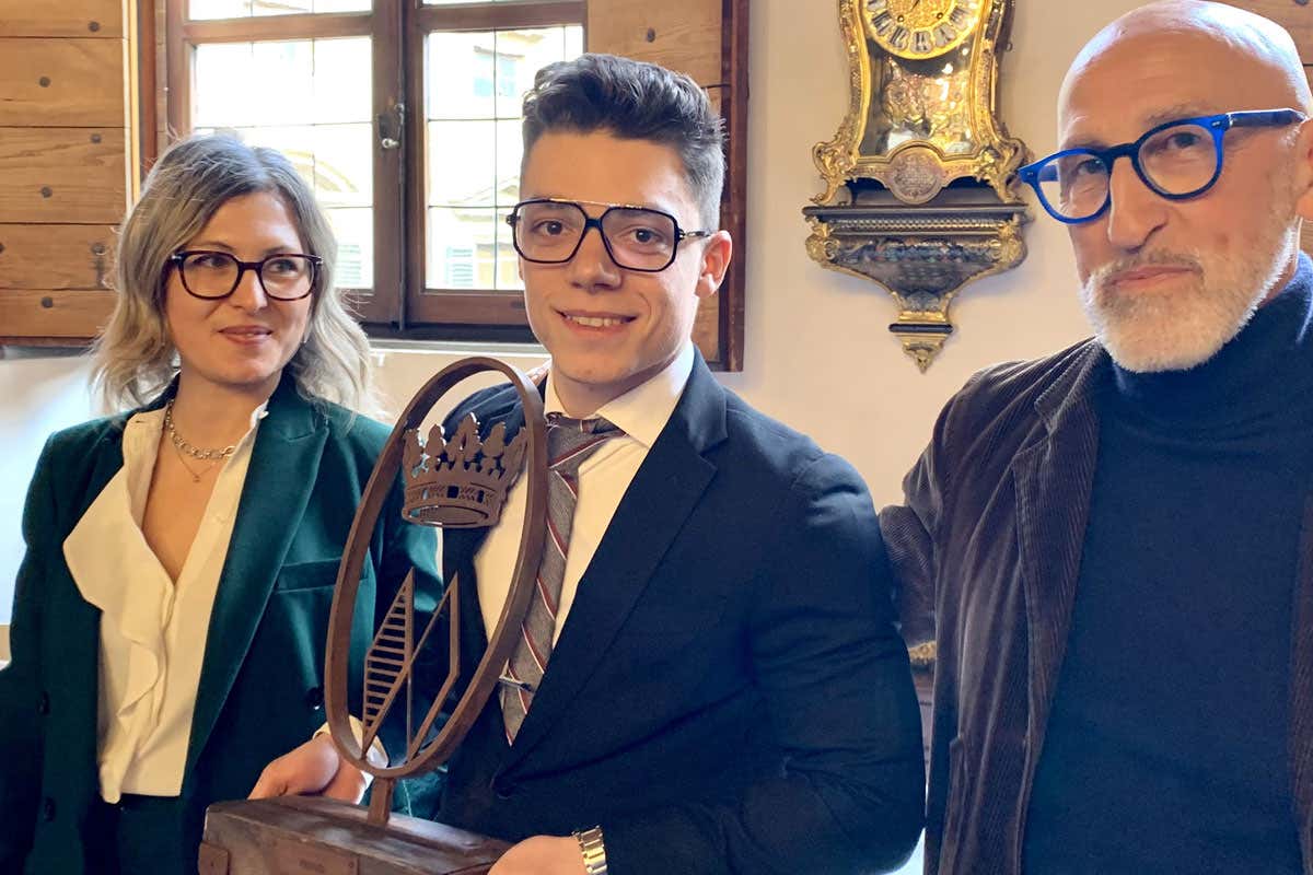 Il vincitore Federico Ambrosi tra Giulia Tanganelli ed Enrico Chiavacci di Marchesi Antinori “Protagonisti della Sala”: vince Federico Ambrosi