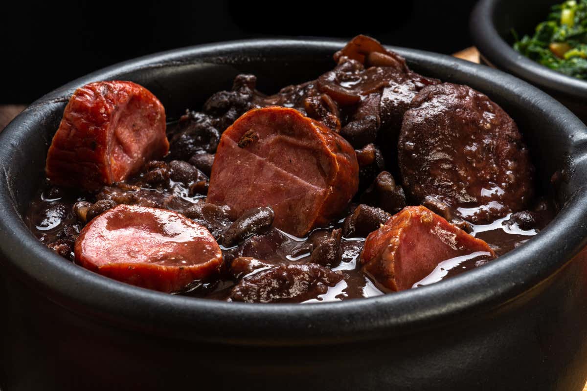La feijoada è una ricetta sostanziosa a base di fagioli e carne