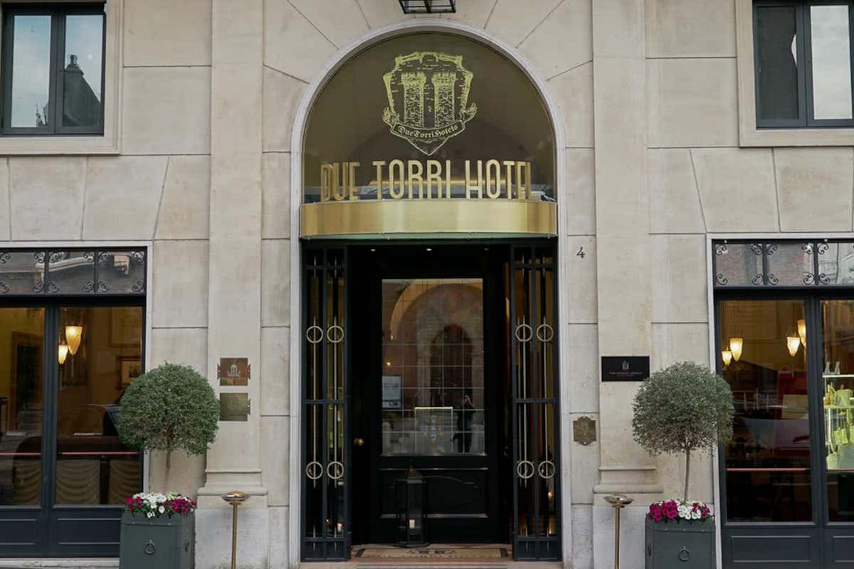 L'ingresso del Due Torri Hotel di Verona