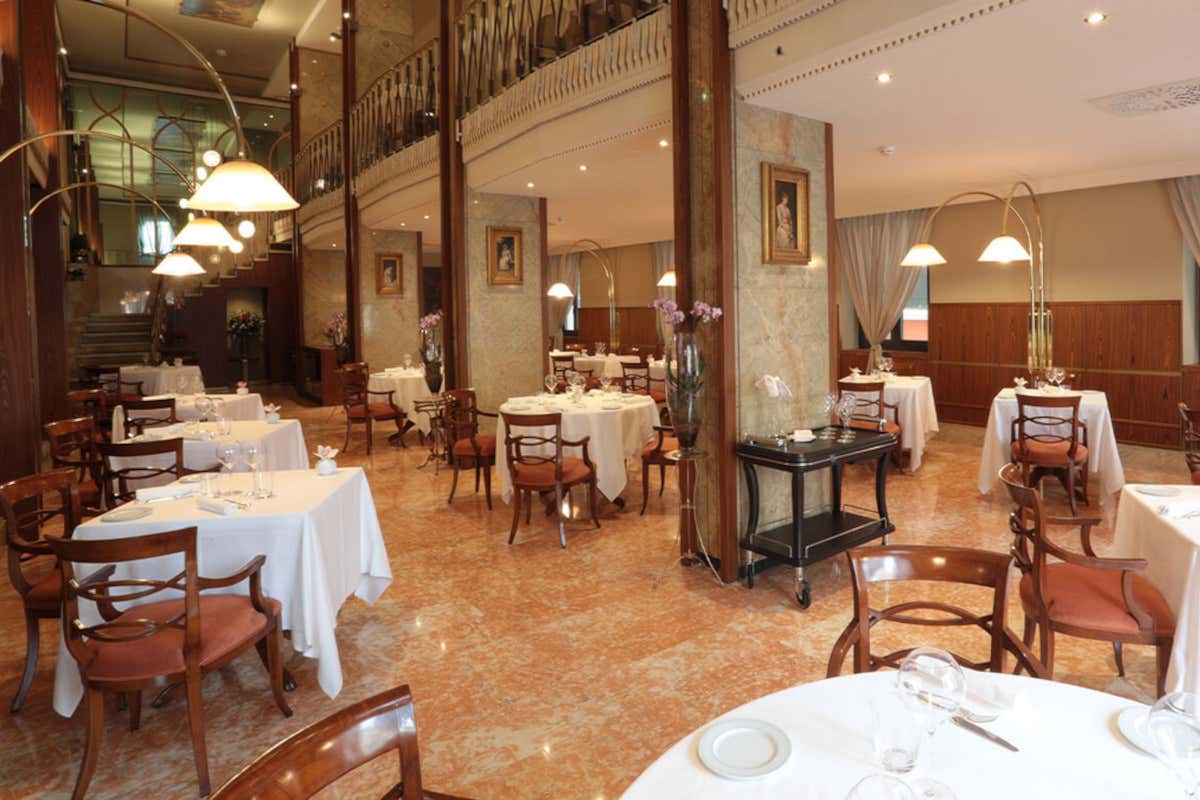 La sala del ristorante "Bistrot al 2" all'interno del Due Torri Hotel