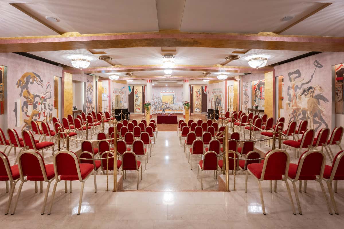 La sala conferenze, affrescata, del Due Torri Hotel