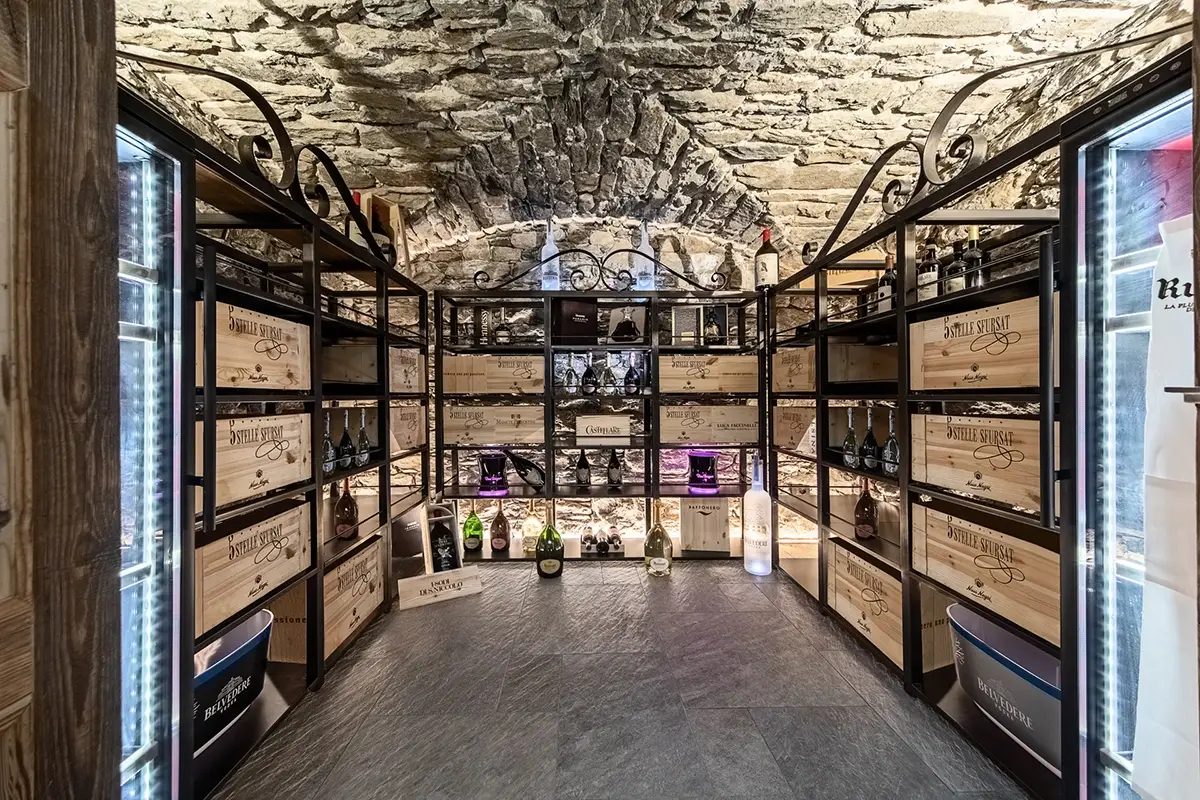 La cantina sotteranea Una Fenice che risorge dalla… neve: ecco la nuova villa Bacchini a Cervinia
