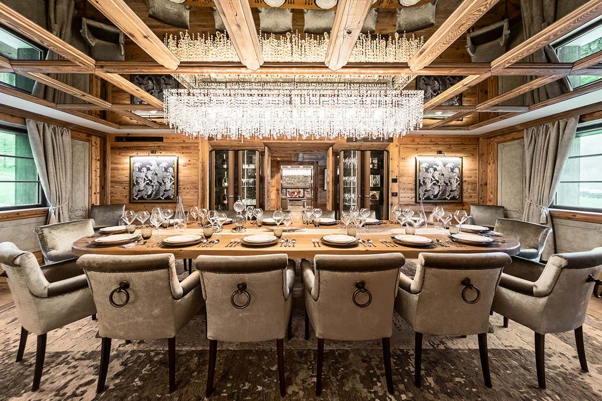 La sala da pranzo Una Fenice che risorge dalla… neve: ecco la nuova villa Bacchini a Cervinia