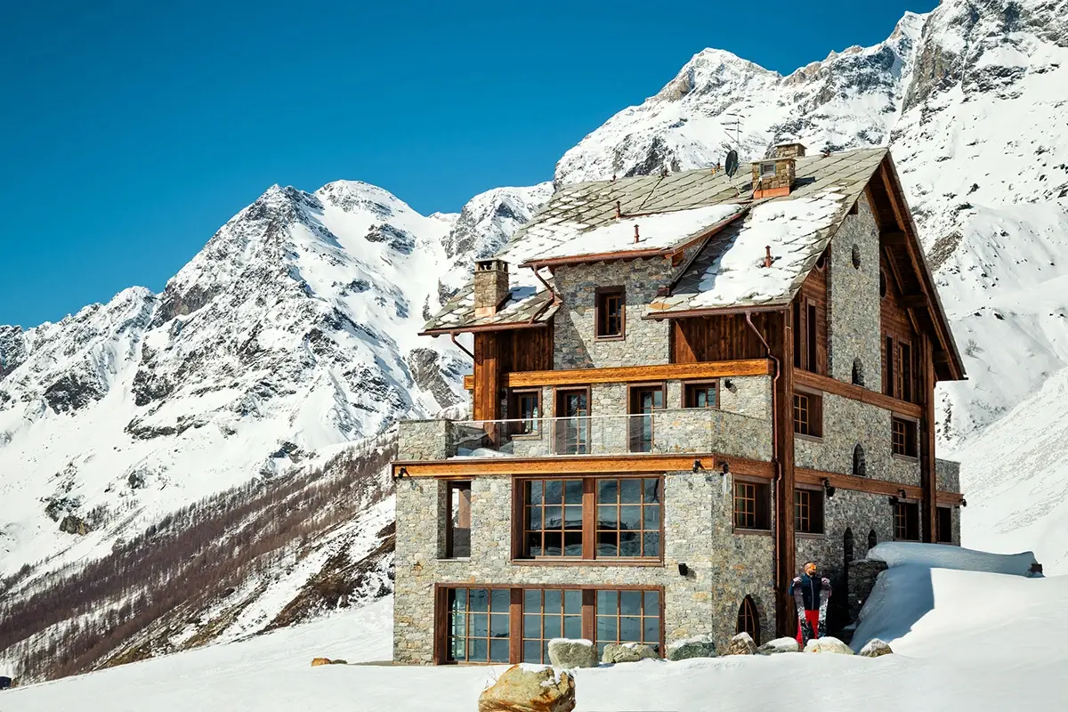 Ricostruita a Cervinia la storica villa Bacchini Una Fenice che risorge dalla&hellip; neve: ecco la nuova villa Bacchini a Cervinia