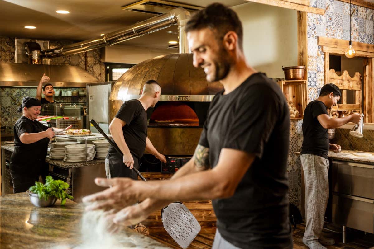 Luca Cornacchia e il suo staff A “Fermenta” si racconta l'Abruzzo con la pizza Luca Cornacchia e il suo staff A “Fermenta” si racconta l'Abruzzo con la pizza