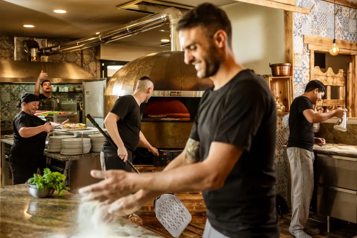 Luca Cornacchia e il suo staff A &ldquo;Fermenta&rdquo; si racconta l'Abruzzo con la pizza