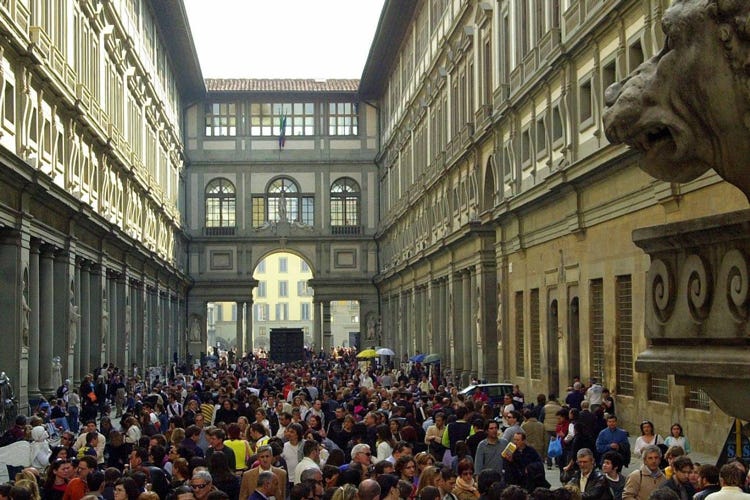 Folla di turisti alla Galleria degli Uffizi (Ferragosto fuori casa per 2 su 3 Ma da oggi è già controesodo)