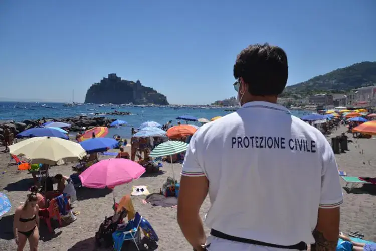 Ordinanze restrittive a Ferragosto - foto: AdnKronos