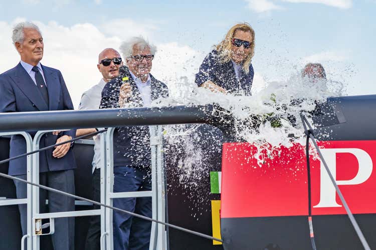 Il varo di Luna Rossa (Cantine Ferrari all&rsquo;America&rsquo;s Cup con il team di Luna Rossa)