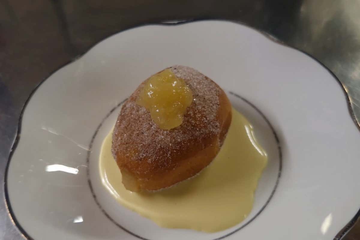 Tè nero e bombolone al limone: l’abbinamento ideale per una colazione sul Garda Tè nero e bombolone al limone: l’abbinamento ideale per una colazione sul Garda