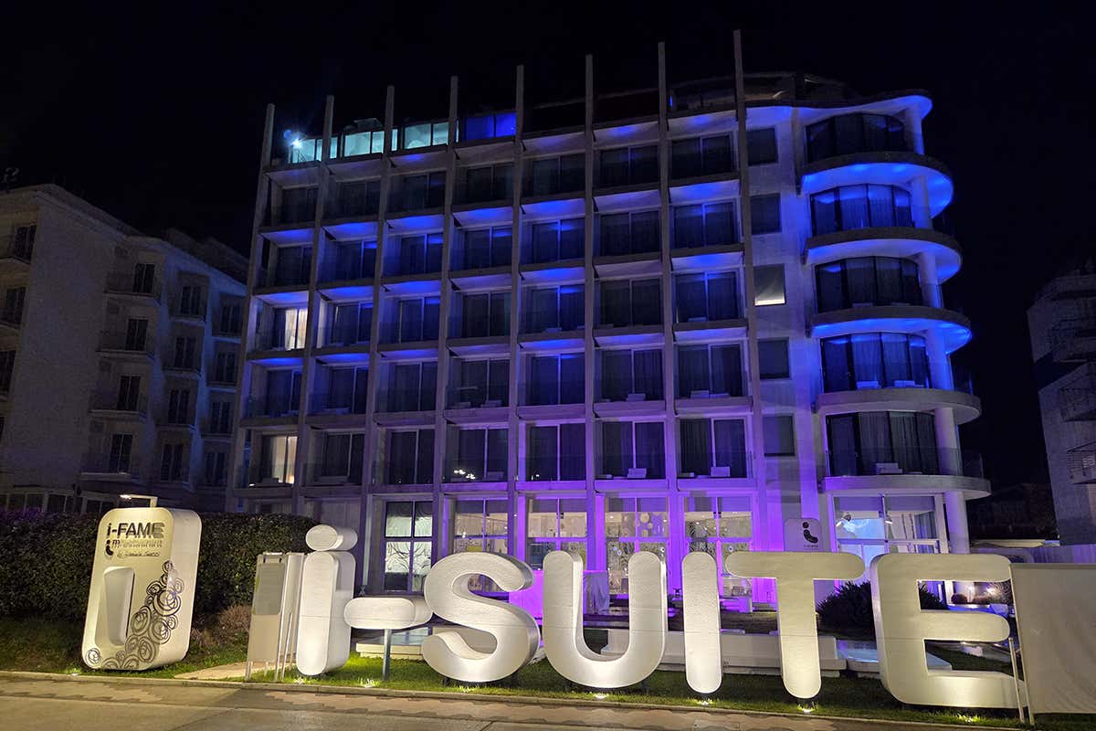 All'i-SUITE Hotel Rimini natura e design si fondono in un ambiente minimal e scenografico