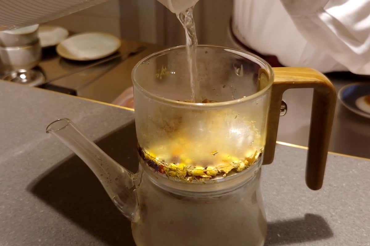 Il cocktail caldo con camomilla e vodka che cambia il modo di bere la sera