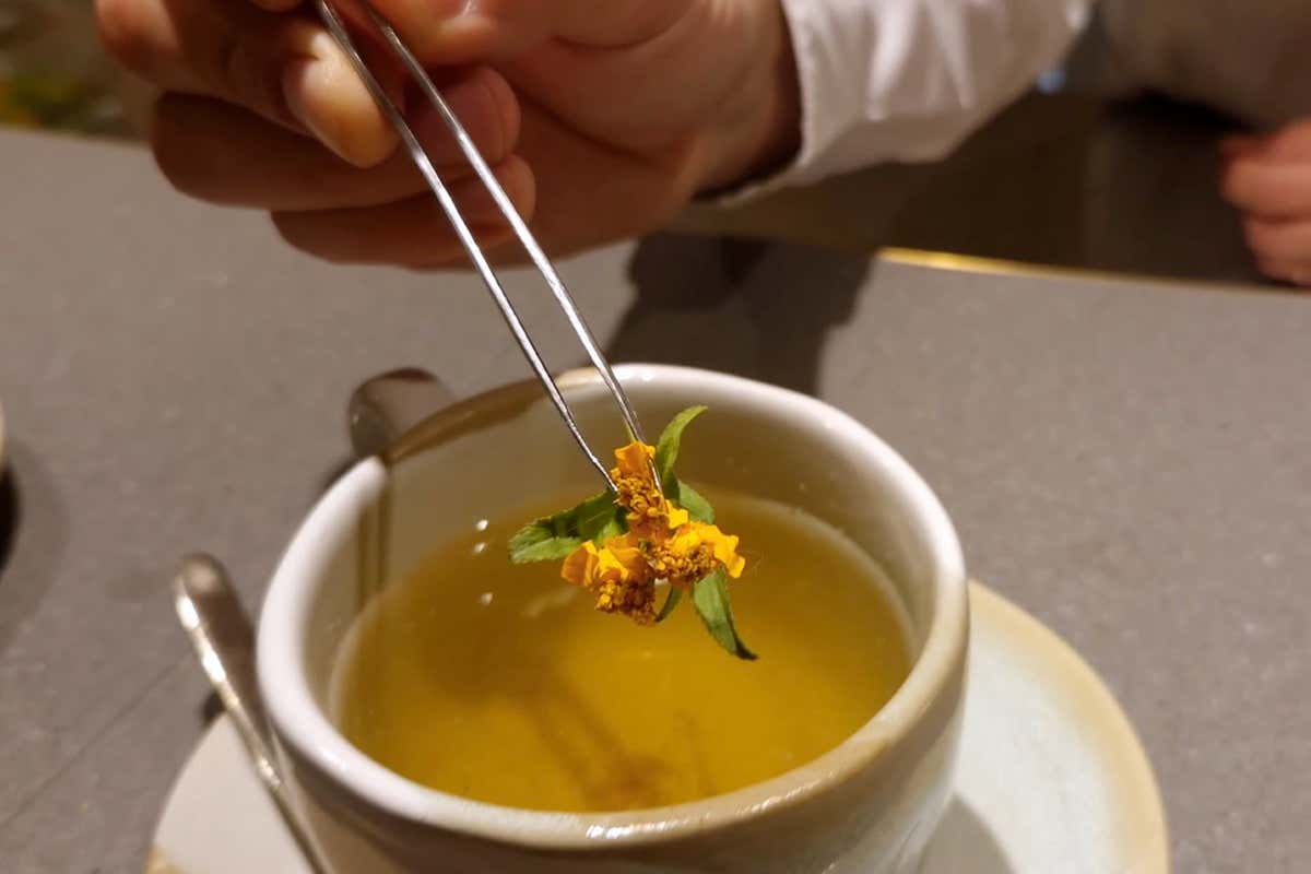 Il cocktail caldo con camomilla e vodka che cambia il modo di bere la sera