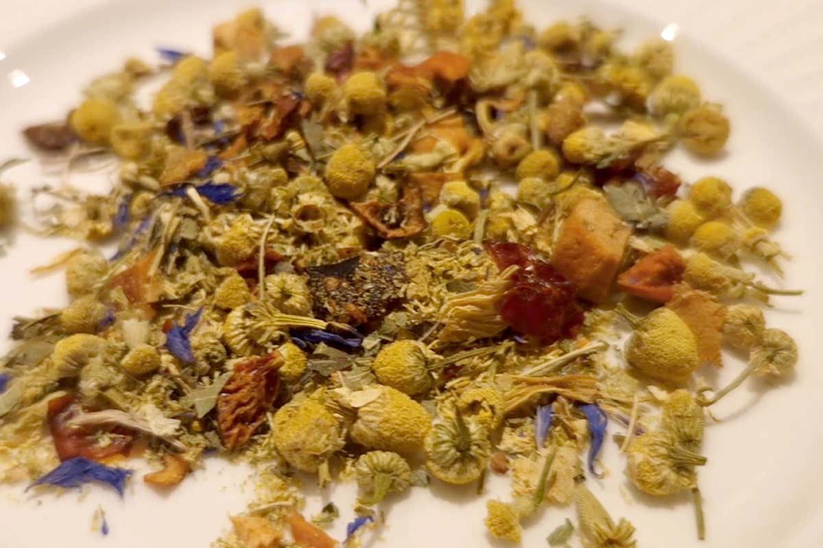 Il cocktail caldo con camomilla e vodka che cambia il modo di bere la sera