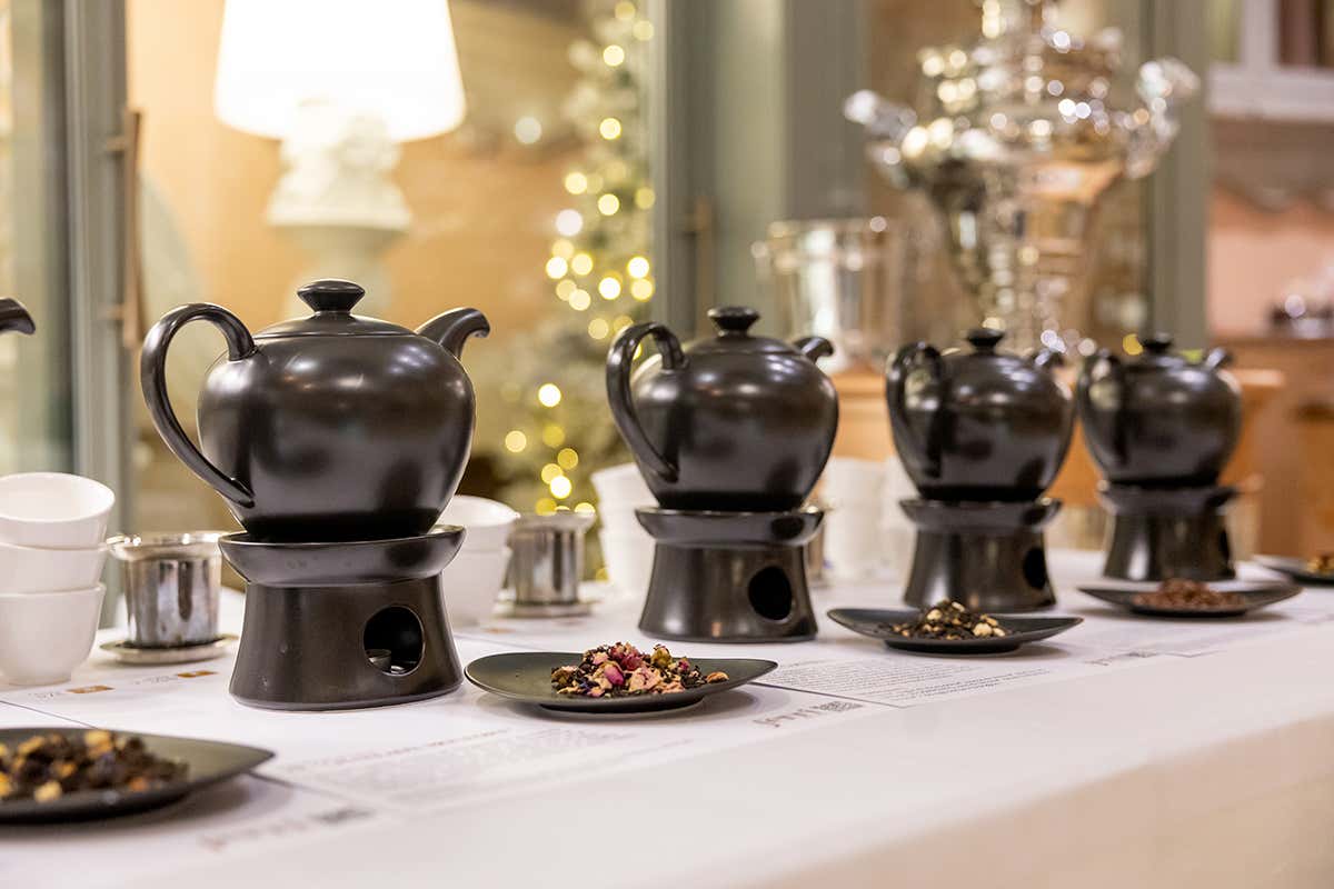 Un anno di divulgazione della cultura del tè con Ferri 1905: dal 2026 anche nella mixology