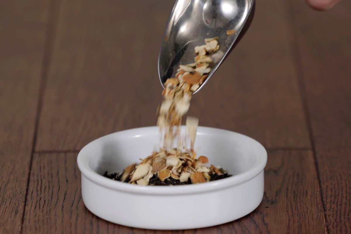 Tè Oolong e uova al pomodoro: la colazione di Natale all'interno di un ex monastero