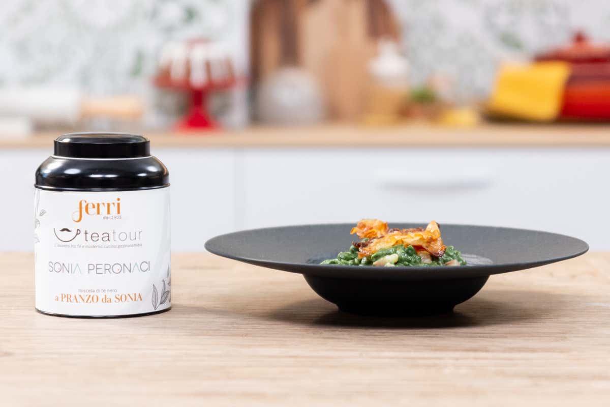 Tè a tavola. nel mondo un terzo dei pasti include bevande calde