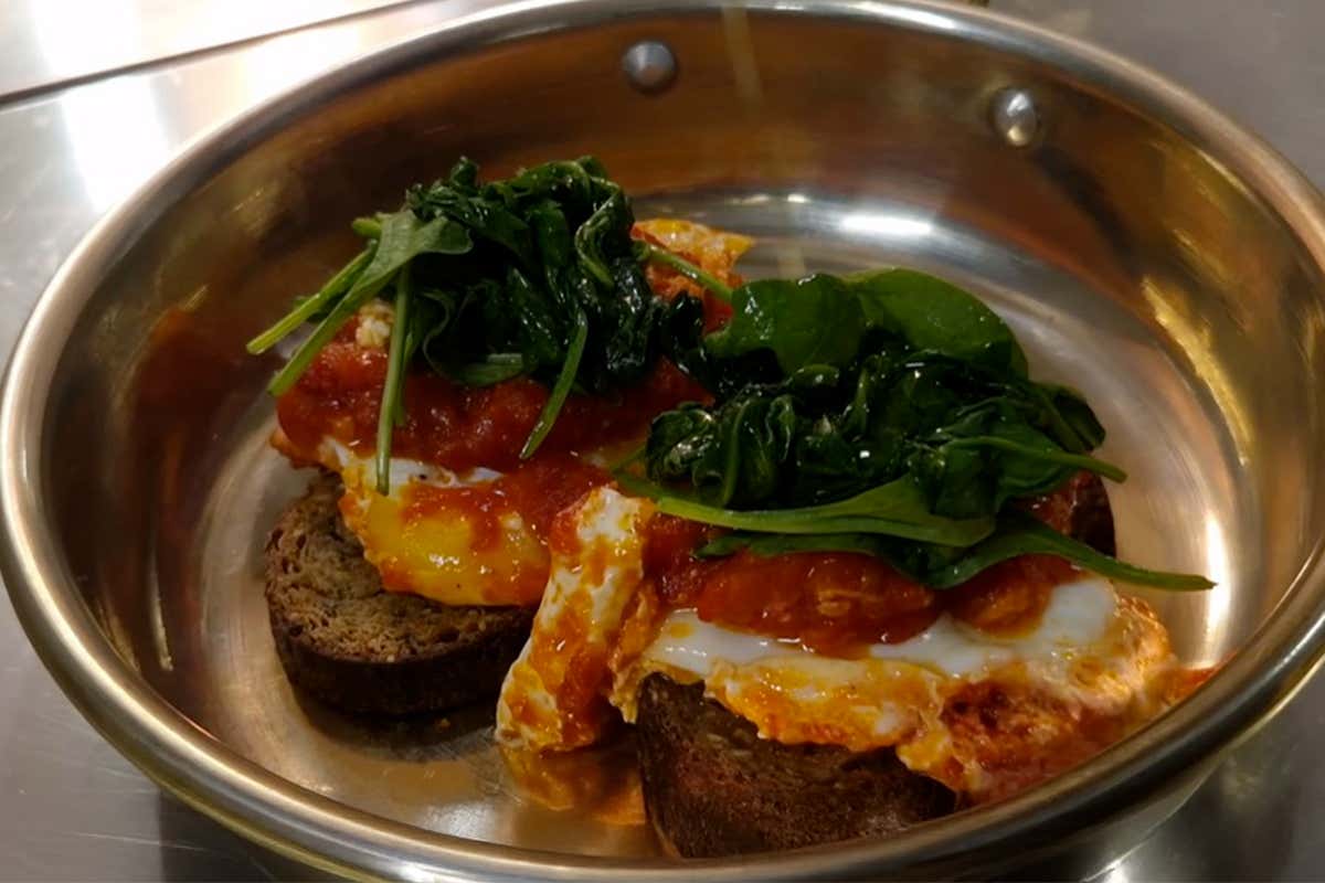 Tè Oolong e uova al pomodoro: la colazione di Natale all'interno di un ex monastero Tè Oolong e uova al pomodoro: la colazione di Natale all'interno di un ex monastero