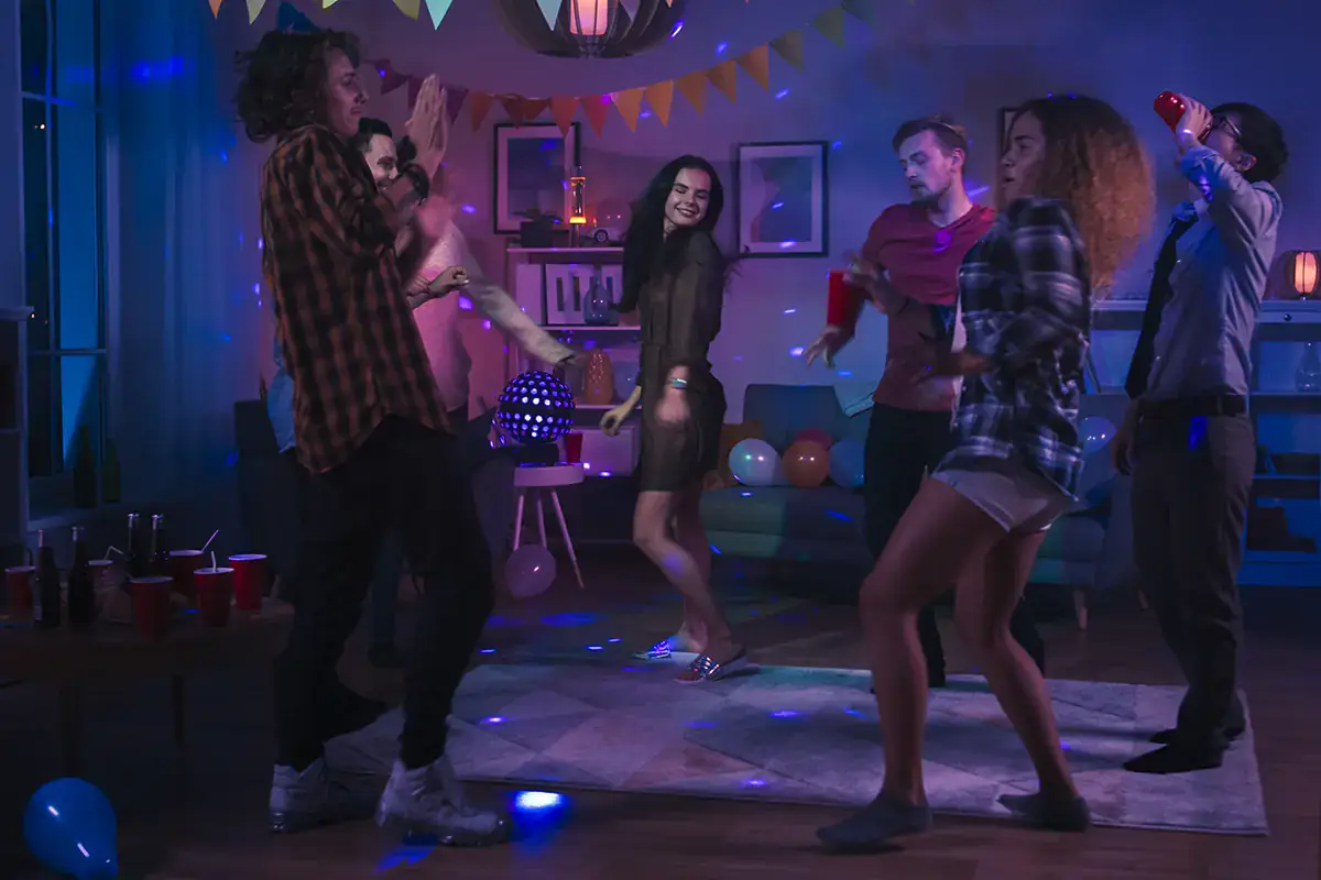 Oltre al super green pass anche il tampone per entrare in discoteca? Il rischio &egrave; quello di favorire le feste abusive Discoteche e tamponi, il rischio &egrave; quello di favorire l'abusivismo