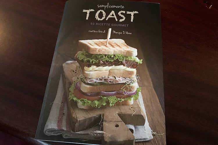 (&Egrave; festa da Brasserie Bruxelles Birra belga, toast ed editoria)