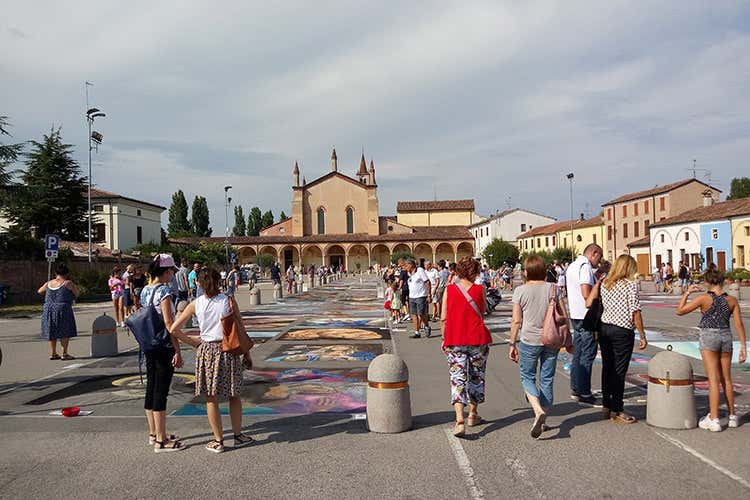 Il sagrato della basilica dove si svolge la festa (Pane e cotechino a Ferragosto? Tradizionale, buono e leggero)