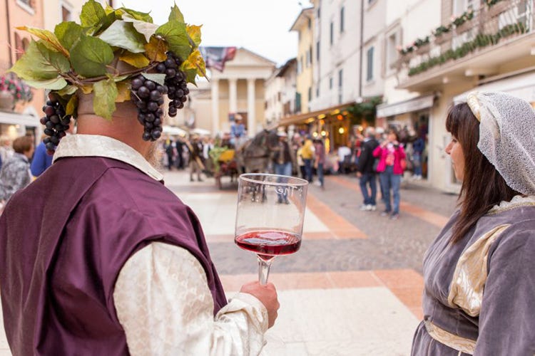 Decine di migliaia di turisti ogni anni alla Festa dell'Uva e del Vino di Bardolino (La festa dell'uva e del vino fa ritorno in quel di Bardolino)