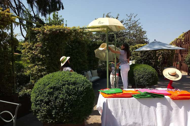 L'allestimento delle bancarelle (Festa solidale all&rsquo;Albereta tra musica, shopping e buon cibo)