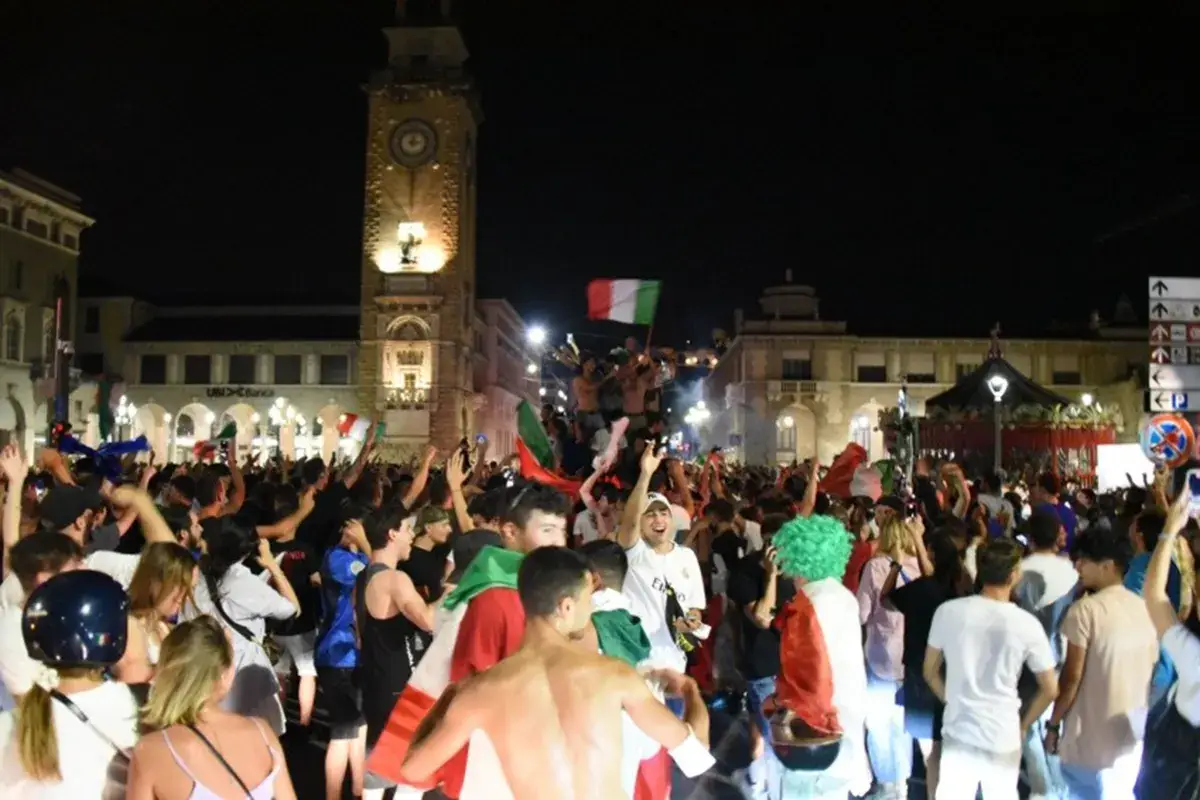 Festa grande nelle piazze italiane (foto: Ecodibergamo) La Nazionale una spinta per i locali. Ma restrizioni e diritti tv sono stati un ostacolo