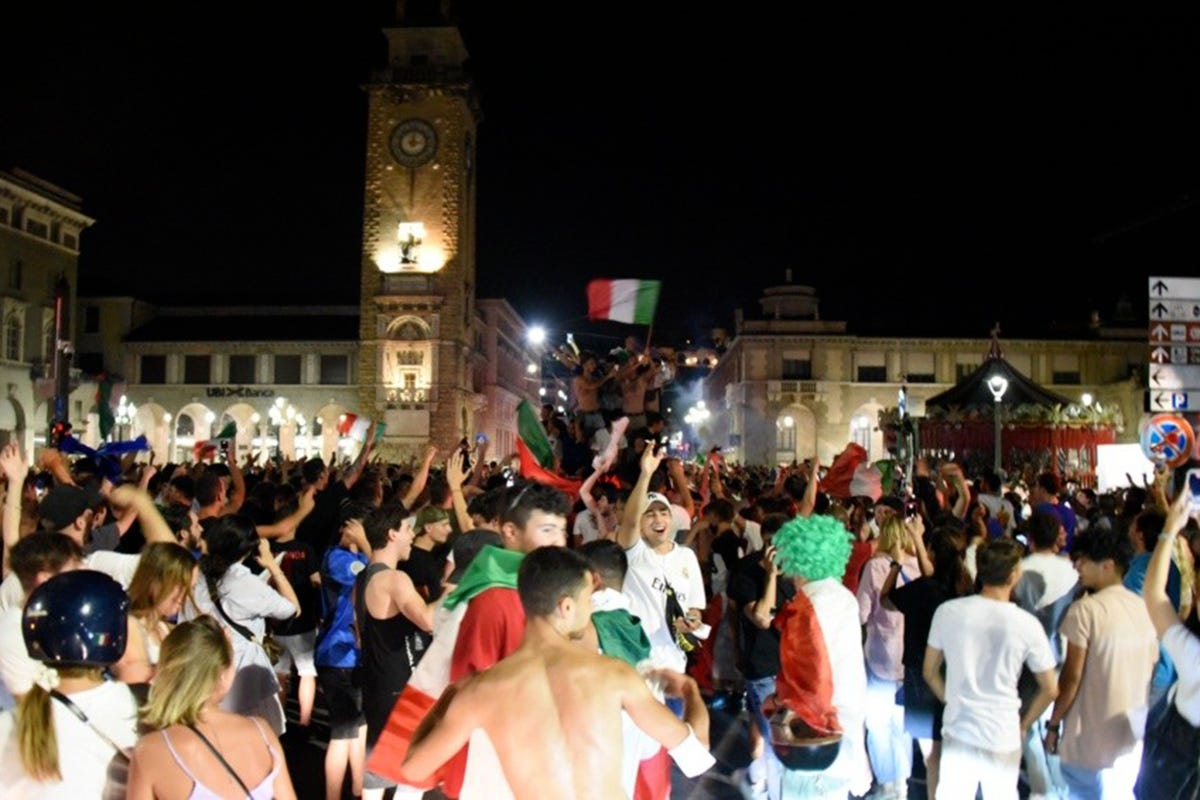 Festa grande nelle piazze italiane (foto: Ecodibergamo) La Nazionale una spinta per i locali. Ma restrizioni e diritti tv sono stati un ostacolo