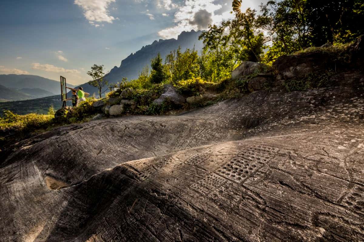 L’arte rupestre della Valle Camonica, patrimonio UNESCO, testimonia il legame millenario tra uomo e montagna