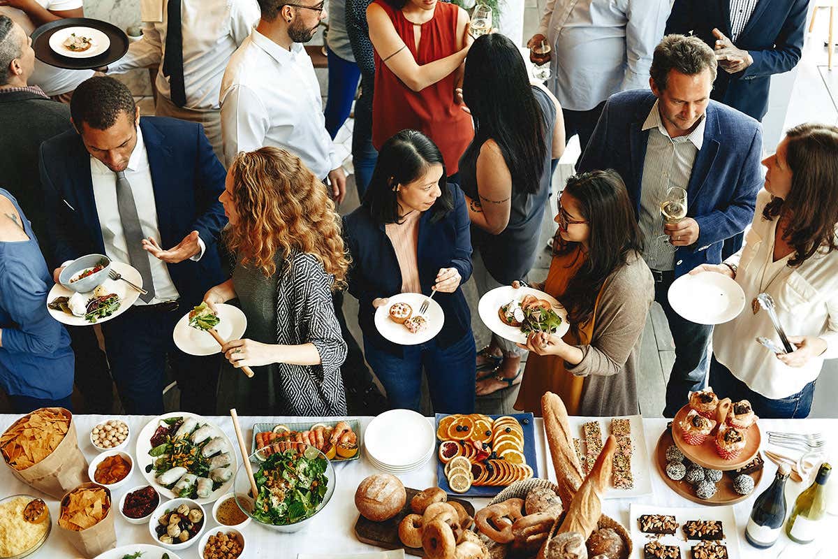 Catering ancora bloccato, ma le sitituzioni non intervengono sulle feste abusive Il raduno dei tifosi a Milano? Uno schiaffo per il catering