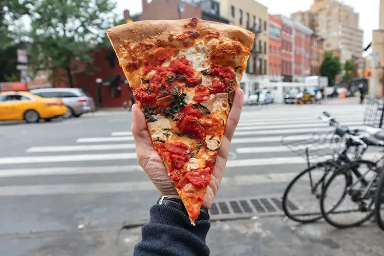 A New York l'inflazione ha fatto scomparire la pizza al taglio a 1 dollaro L'inflazione colpisce gli Usa e a New York non si trova pi&ugrave; la pizza al taglio a 1 dollaro