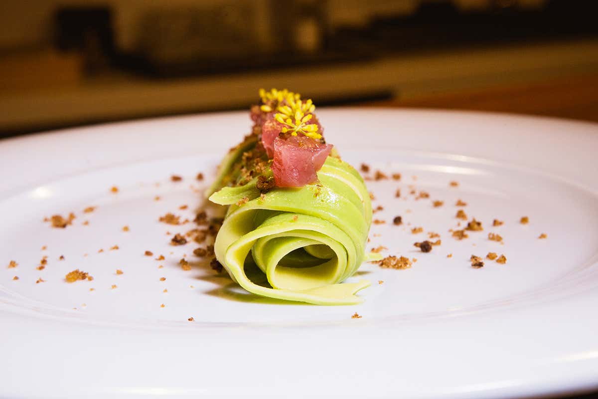 Fettuccine al basilico con colatura di alici e tartare di paranze e germogli di finocchietto Crudo Bar, più di un ristorante: una piccola “rada” sul mare