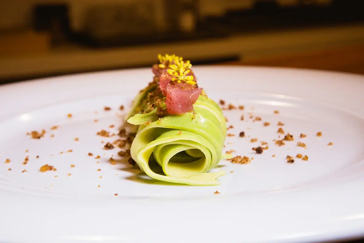 Fettuccine al basilico con colatura di alici e tartare di paranze e germogli di finocchietto Crudo Bar, più di un ristorante: una piccola “rada” sul mare