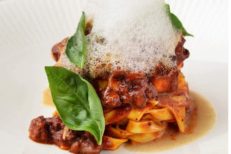Fettuccelle al ragù di polpo ubriaco, crema di pane e basilico Dispensa dei Mellini, a Roma la cucina gentile di Susanna Sipione