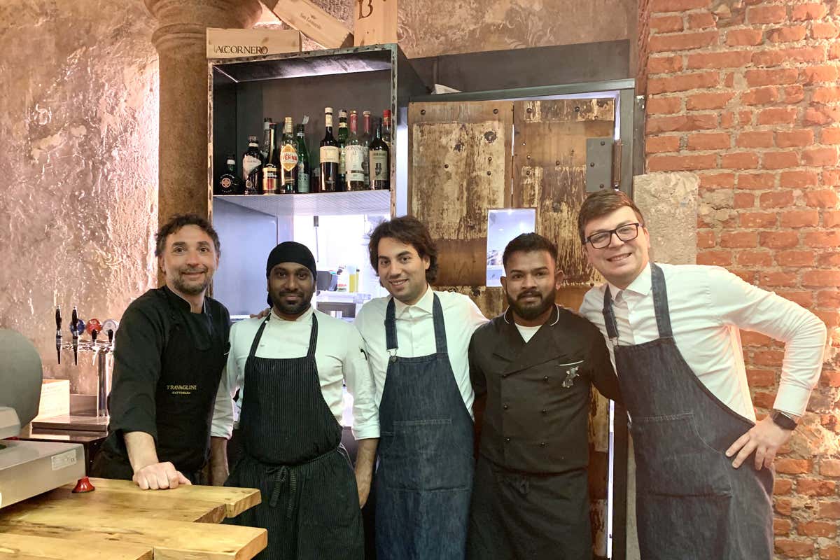 Lorenzo Bajocchi, Gajon, Domenico Bastone, Lahiru, Pietro Leggio Senso dell’accoglienza cucina di pensiero conto intelligente: i tre assi dell’Osteria Fiaschetto Lorenzo Bajocchi, Gajon, Domenico Bastone, Lahiru, Pietro Leggio Senso dell’accoglienza cucina di pensiero conto intelligente: i tre assi dell’Osteria Fiaschetto