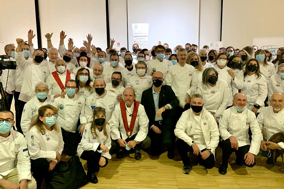 I cuochi che hanno partecipato al convegno Cuoco, un mestiere usurante? L'iter per ottenere un “sì” può riaprirsi I cuochi che hanno partecipato al convegno Cuoco, un mestiere usurante? L'iter per ottenere un “sì” può riaprirsi