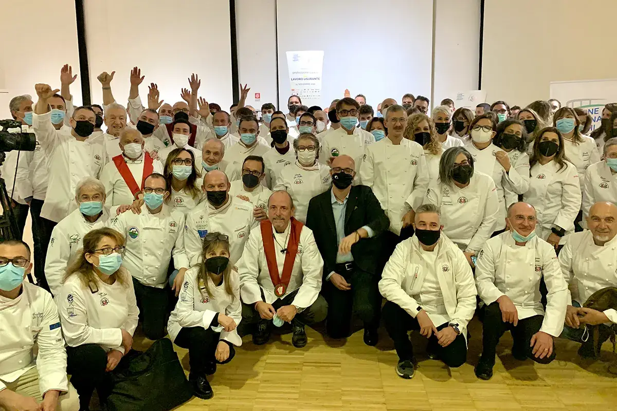 I cuochi che hanno partecipato al convegno Cuoco, un mestiere usurante? L'iter per ottenere un &ldquo;s&igrave;&rdquo; pu&ograve; riaprirsi