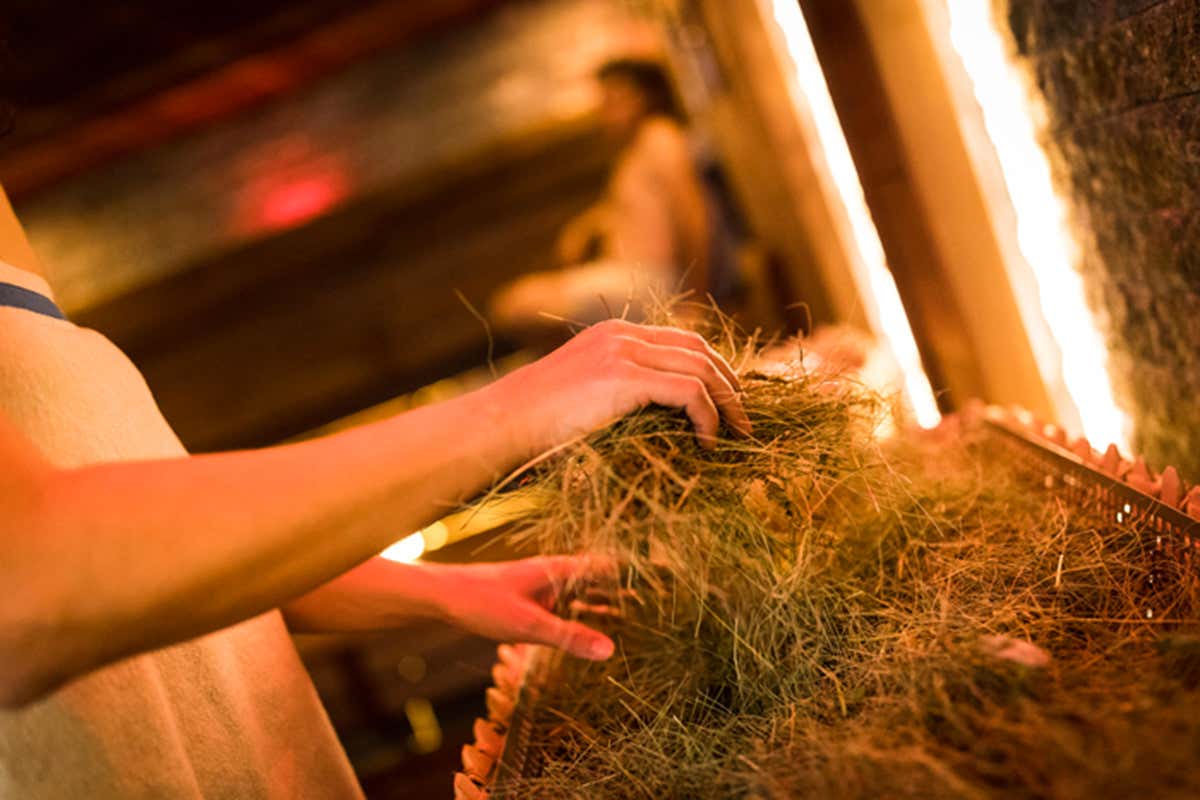 La sauna al fieno biologico agisce sull'intero organismo - Foto Alfred Tschager Terme Merano: il bagno di vapore è al miele
