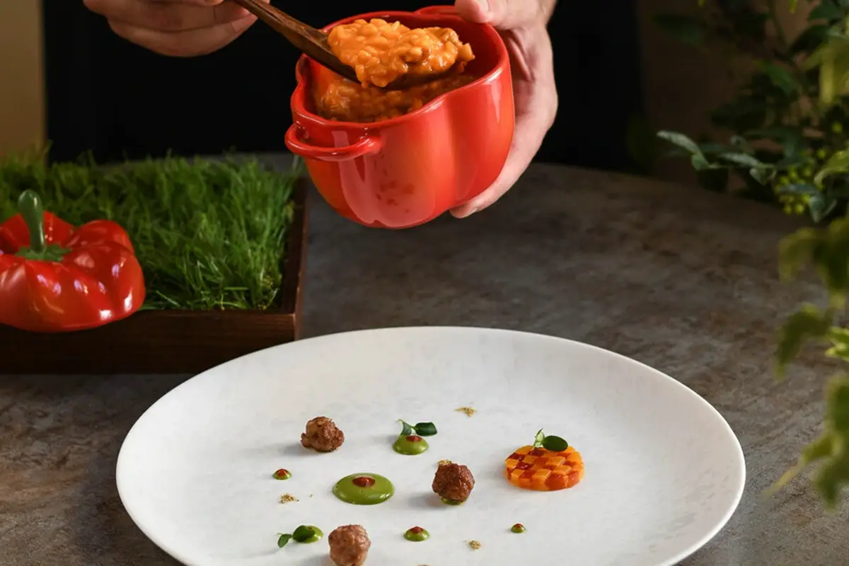 Risotto al peperone abbrustolito, cacio mugellano, salsiccia di maialino grigio casentino, finocchietto Tentazioni toscane al ristorante del Villa San Michele