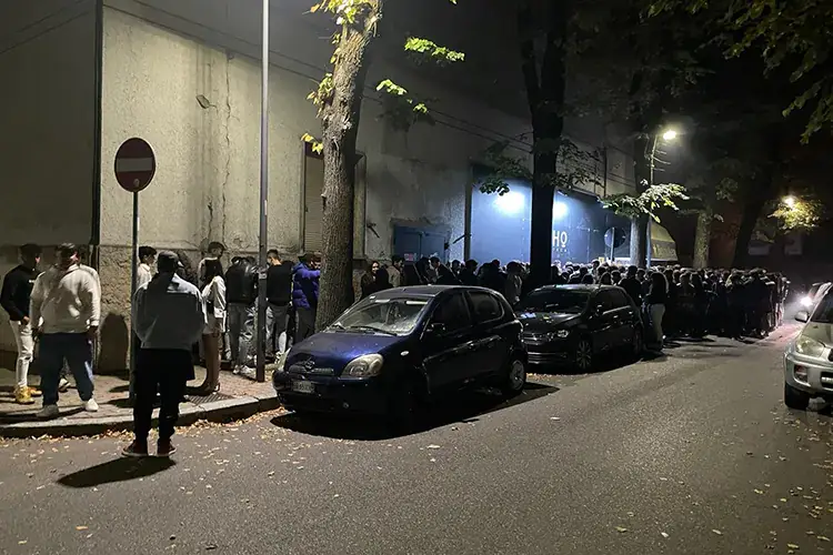 La fila alla prima sera di apertura fuori da uno dei locali gestiti da Roberto Carbonetti Dopo 20 mesi da incubo, ad Halloween le discoteche rinascono. Ma le difficolt&agrave; non mancano