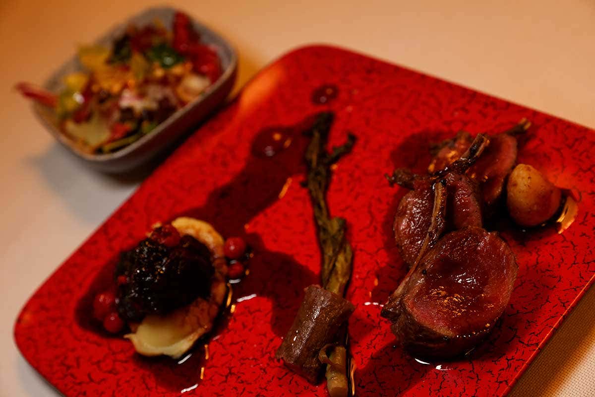 Il filetto e il lombo di capriolo in salsa di cirmolo e spugnole con insalatina all'olio di cumino nero I 15 anni del Gallo Cedrone, in un libro con 50 ricette per celebrare l'attività