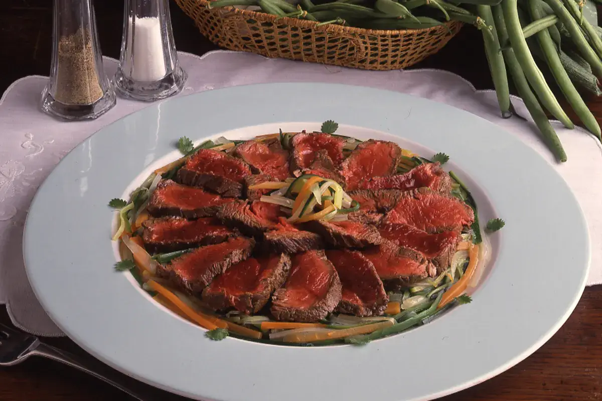 Filetto di manzo agli ortaggi Carne al ristorante, l&rsquo;importanza dell&rsquo;equilibrio nel menu