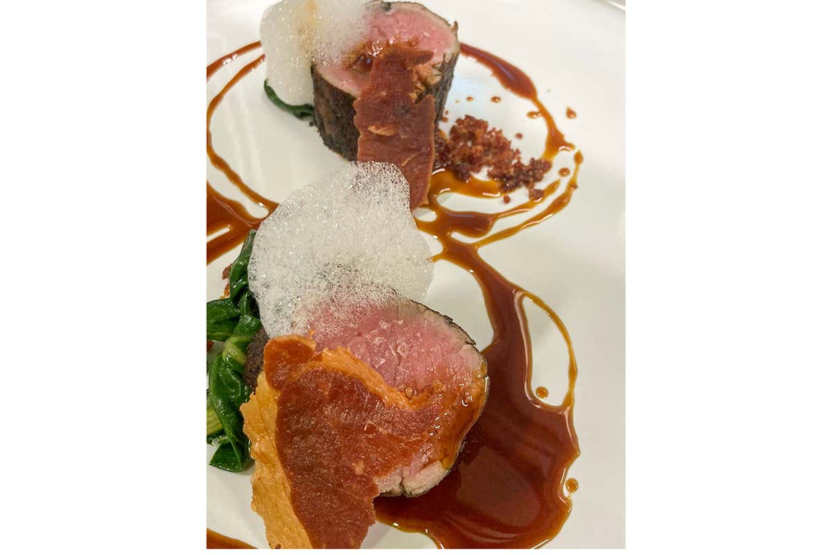 Filetto di manzo al punto rosa come un saltimbocca alla romana Allo Sky Blu Restaurant dell'Aleph Rome Hotel il nuovo menu di Carmine Buonanno