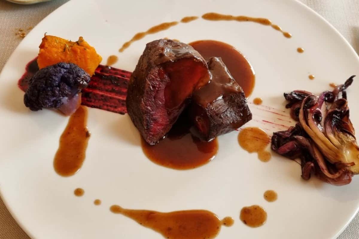 Filetto di cervo, riduzione ai frutti rossi e composta di cipolla di Tropea